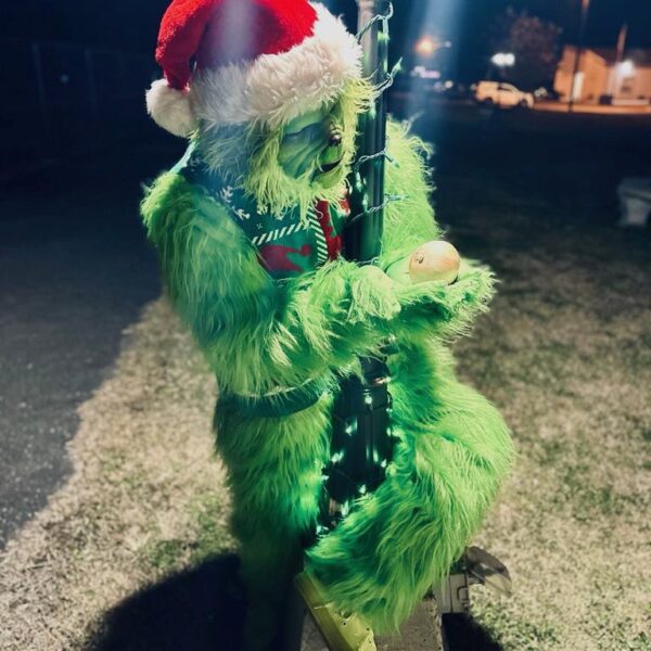 2025 Grinch-Mas At The Maze 12/12/2025 West Blount Corn Maze - Grinch On Light Post